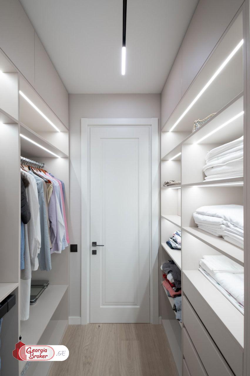 იყიდება ახალი გარემონტებული 4 ოთახიანი ბინა ვაკეში